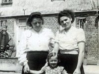 1942086501a Bertha Aubet - Laura & Marie-Jeanne Forret